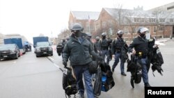 Anggota polisi tiba di Michigan State Capitol di Lansing, Michigan, AS, 17 Januari 2021, sebagai ilustrasi. Polisi di negara bagian Michigan, AS, Rabu (13/4) merilis video yang menunjukkan seorang anggota polisi menembak mati seorang pria kulit hitam. (Foto: REUTERS/Rebecca Cook)