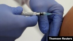 El profesor Gottfried Kremsner inyecta una vacuna contra la enfermedad por coronavirus (COVID-19) de la compañía alemana de biotecnología CureVac