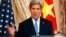 El secretario de estado de EE.UU., John Kerry, habla a la prensa antes de la reunión con el ministro de Relaciones Exteriores de China, Wang Yi, en Washington.