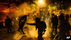 23일 미국 오리건주 포틀랜드의 시위 현장에서 연방 병력이 시위대를 향해 최루가스를 발사했다.