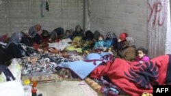 Des familles se réfugient dans des caves dans la ville de Jandairis, près de la frontière syro-turque, à l'ouest d'Afrin, le 26 janvier 2018.