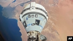 ARCHIVO -En esta fotografía, proporcionada por la NASA, se muestra la nave espacial Starliner acoplada al módulo Harmony de la Estación Espacial Internacional, en órbita a 421 kilómetros (262 millas) sobre la costa mediterránea de Egipto, el 13 de junio de 2024. 