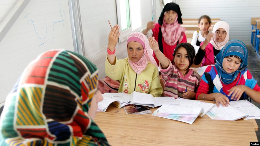 Anak-anak pengungsi Suriah bersekolah di kamp penampungan pengungsi Al Zaatri di kota Mafraq, Jordania, dekat perbatasan Suriah, 4 Juni 2013 (Foto: dok). 