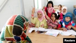 Anak-anak pengungsi Suriah bersekolah di kamp penampungan pengungsi Al Zaatri di kota Mafraq, Jordania, dekat perbatasan Suriah, 4 Juni 2013 (Foto: dok). 