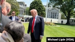 美国总统唐纳德·特朗普离开白宫时对媒体讲话。(2026年5月1日)