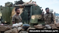 Des soldats éthiopiens se reposent devant l'entrée du 5e bataillon du commandement nord de l'armée éthiopienne à Dansha, en Éthiopie, le 25 novembre 2020. (Photo par EDUARDO SOTERAS / AFP)