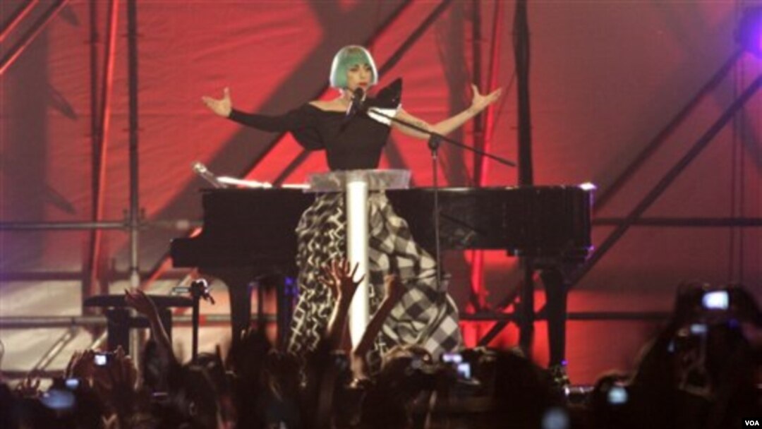Penyanyi AS, Lady Gaga ikut meramaikan acara 'Europride' di gedung Circus Maximus, Roma (11/6).