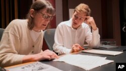 Profesor Universitas Michigan Patricia Hall dan mahasiswa pascasarjana Joshua Devries meninjau naskah musik untuk "The Most Beautiful Time of Life." (Foto: Christopher Boyes/University of Michigan via AP)