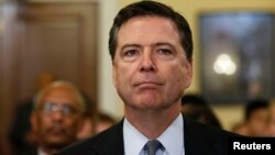 El director del FBI, James Comey, está siendo criticado por haber reabierto investigación sobre emails de Hillary Clinton a pocos días de las elecciones del 8 de noviembre.