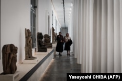 Arca tampak dipajang di Museum Nasional yang dibuka kembali untuk umum setelah renovasi selama setahun, di Jakarta pada 18 Oktober 2024. (Foto: Yasuyoshi CHIBA/AFP)