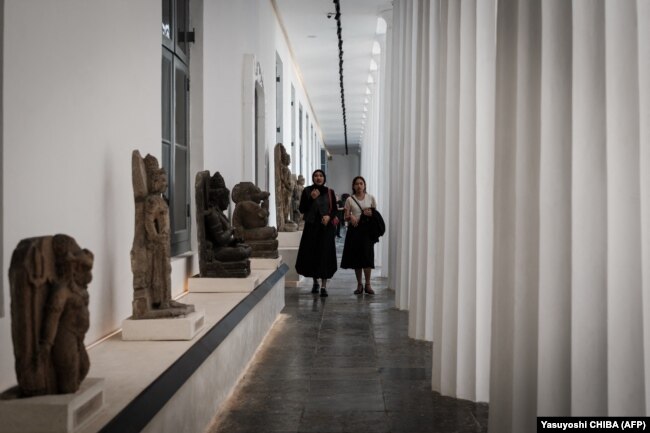 Arca tampak dipajang di Museum Nasional yang dibuka kembali untuk umum setelah renovasi selama setahun, di Jakarta pada 18 Oktober 2024. (Foto: Yasuyoshi CHIBA/AFP)
