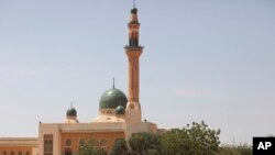 Quelques personnes rassemblées près d'une mosquée, Niamey, Niger. 9 septembre 2011