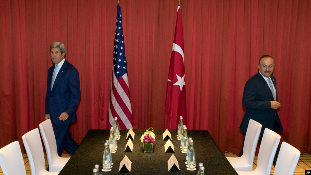 ARSIP - Menlu AS, John Kerry, kiri, dan Menlu Turki Mevlut Cavusoglu bersiap untuk rapat sebelum pertemuan puncak G20 (3/9/2016). Hangzhou, China. (foto: AP Photo/ Ng Han Guan)