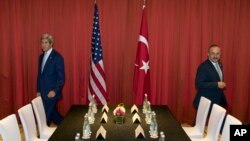 ARSIP - Menlu AS, John Kerry, kiri, dan Menlu Turki Mevlut Cavusoglu bersiap untuk rapat sebelum pertemuan puncak G20 (3/9/2016). Hangzhou, China. (foto: AP Photo/ Ng Han Guan)