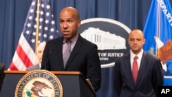 Brian Nelson, Wakil Menteri Keuangan AS untuk Urusan Terorisme dan Intelijen Keuangan, berbicara dalam konferensi pers di Washington, pada 25 April 2023. (Foto: AP/Manuel Balce Ceneta)