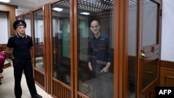 Casusluk suçlamasıyla 20 yıla kadar hapis cezası istemiyle yargılanan ABD'li gazeteci Evan Gershkovich, Çarşamba günü Rusya'nın Yekaterinburg kentinde kapalı kapılar ardında hakim karşısına çıktı. 