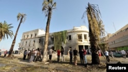 Estado en el que quedó un edificio del Ministerio de Relaciones Exteriores en Bengasi, después de una explosión este miércoles.