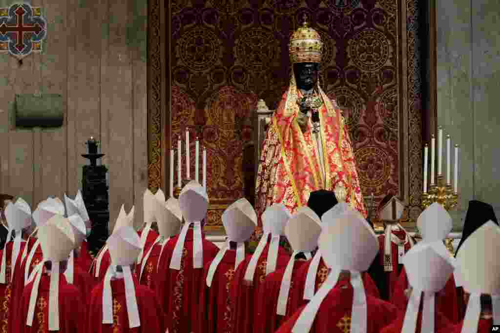 바티칸 성베드로 성당에서 프란치스코 교황(오른쪽에서 세번째)과 주교들이 미사를 봉헌하고 있다.