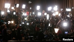 Un gran grupo de periodistas espera la llegada del presidente Barack Obama. Su gobierno es acusado de ser el más restrictivo con la prensa.