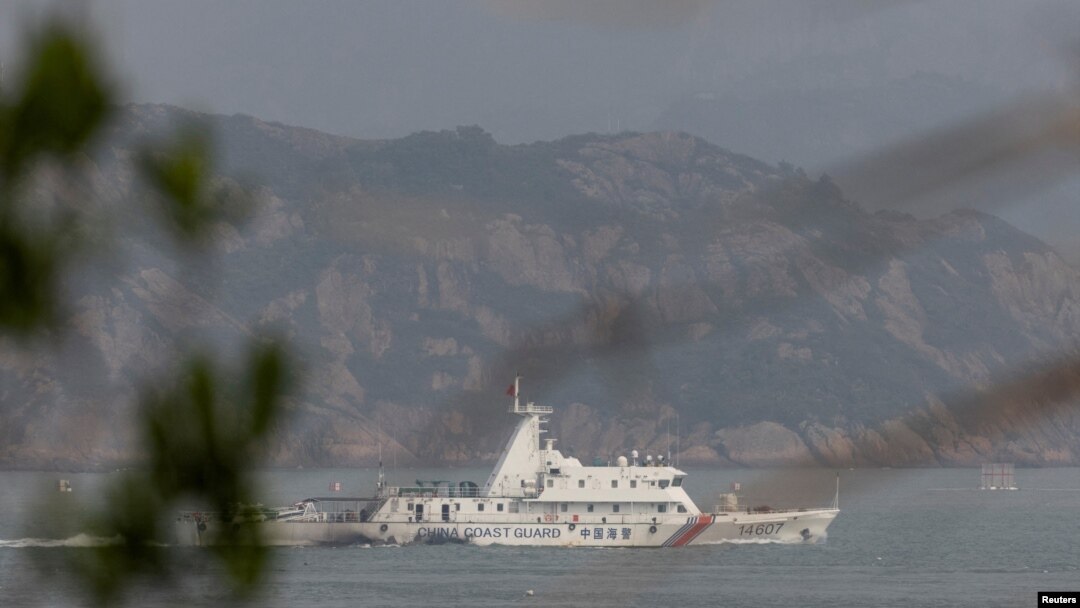 Sebuah kapal Garda Pantai China dekat Kepulauan Matsu yang dikuasai Taiwan yang dekat dengan pantai China,, 8 April 2023. (Foto: REUTERS/Thomas Peter)
