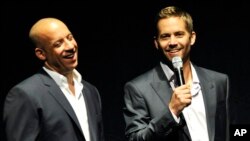 Aktor Vin Diesel (kiri) dan Paul Walker dalam peluncuran film "Fast & Furious 6".