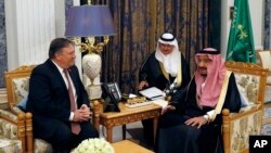 Menlu AS Mike Pompeo (kiri) bersama Raja Salman di Riyadh, Arab Saudi, 16 Oktober 2018. 