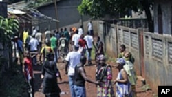 Des habitants du quartier Bambeto, à majorité peule, derrière une barricade