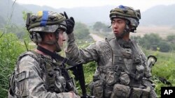 지난해 7월 경기도 파주시에서 미-한 연합훈련 중인 미군병사(왼쪽)와 한국군.