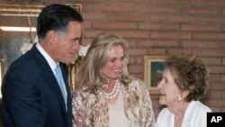 Mantan ibu negara Nancy Reagan (kanan) menyalami Capres partai Republik Mitt Romney dan isterinya, Ann Romney di kediaman Nancy di Bel-Air, Los Angeles (31/5).