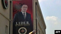 Poster Ramuša Haradinaja u Prištini na zgradi sedišta njegove stranke "Alijansa za budućnost Kosova"