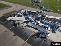 Destrucción en el Aeropuerto Municipal de Robinson en Palestine, Illinois, el 2 de abril de 2023.