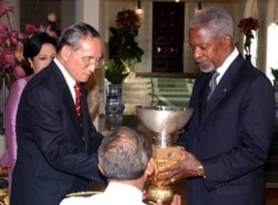 FILE - Thailand's King Bhumibol Adulyadej receives the UNDP Human Development Lifetime Achievement Award from U.N. Secretary-General Kofi Annan at Klai Klang Won Palace in Prachuab Khiri Khan province, May 26, 2006.
