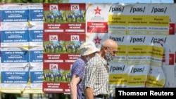 Кишинев: избиратели на фоне предвыборных плакатов 