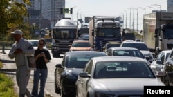 Автомобильная пробка после удара российского дрона по мосту в Киеве. Reuters.