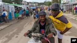 Juan Yainier Antomarchi Núñez sube a la parte trasera de una motocicleta taxi en La Habana, Cuba, el jueves 16 de enero de 2025, después de haber sido liberado condicionalmente de su detención por participar en las protestas antigubernamentales de 2021. 