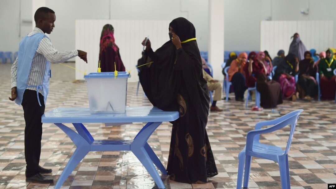 Seorang perempuan memberikan suaranya dalam pemilihan parlemen di Somalia, di sebuah tempat pemungutan suara di Mogadishu (6/12).