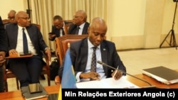 Ministro dos Negócios Estrangeiros do Ruanda, Olivier Nduhungirehe em reunião ministerial em Luanda