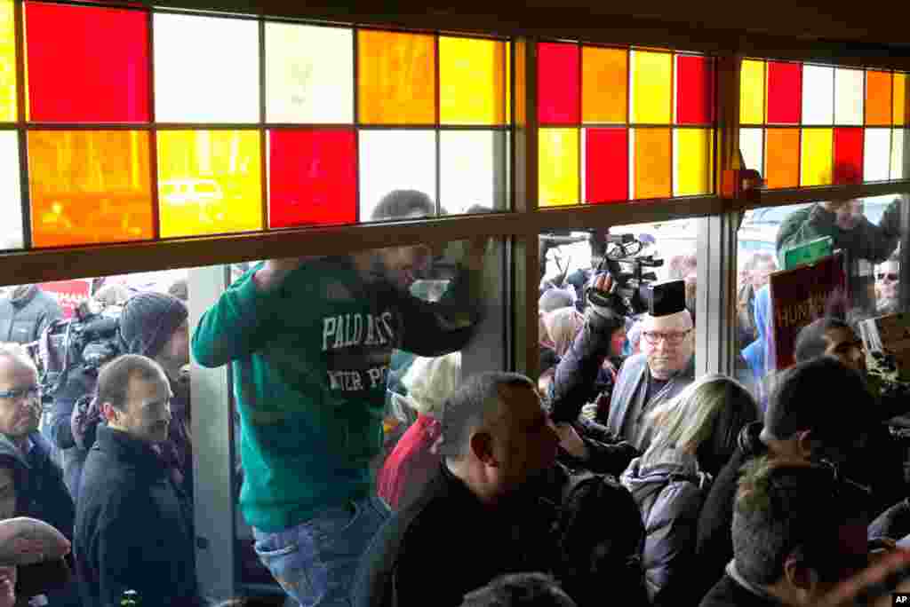 Supporters look in the window at Huntsman's event event at Bean Towne Coffee House. (Reuters)