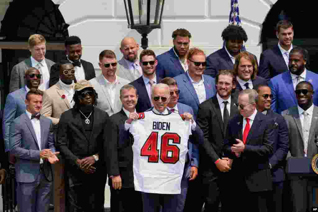 조 바이든 미국 대통령이 미국프로풋볼(NFL) 수퍼볼 결승전에서 승리한 탬파베이 버캐니어스 팀을 백악관으로 초대해 축하한 뒤 기념사진을 찍고 있다. 