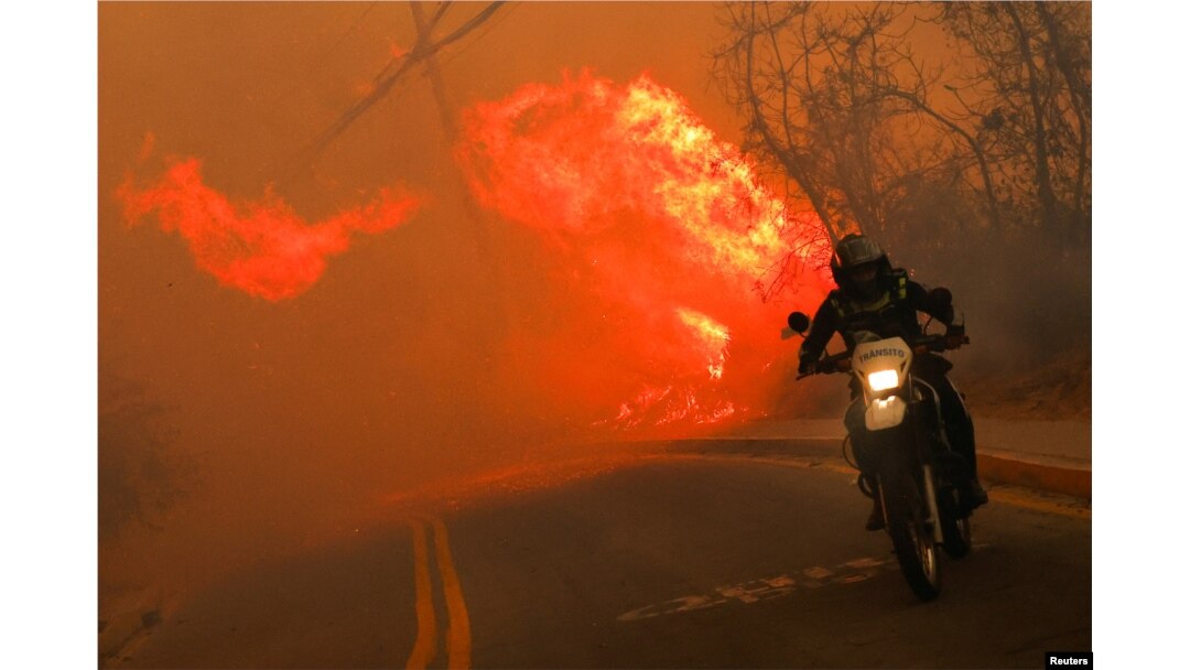 En Fotos | Emergencia en Quito por incendio forestal: afecta viviendas y llena de humo la ciudad
