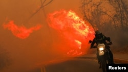 EN FOTOS | Emergencia en Quito: incendio forestal afecta viviendas y llena de humo la ciudad