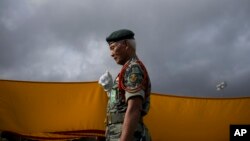 Một cựu quân nhân Việt Nam Cộng Hòa tại lễ Tưởng Niệm Quốc Hận lần thứ 40 tại sân vận động trường trung học Bolsa Grande, Garden Grove, ngày 25 Tháng Tư.
