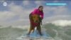Необыкновенная собака катается на волнах и помогает людям
