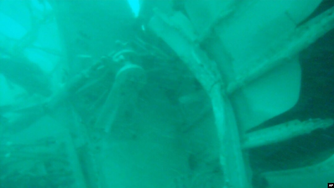 Puing-puing yang yang diidentifikasi sebagai bagian dari pesawat AirAsia QZ8501 yang ditemukan di dalam Laut Jawa. (Foto: Basarnas)