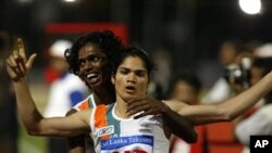 Peraih medali emas estafet putri Pinki Pramanik (depan), dalam Asian Games 2006 di Kolombo, Sri Lanka ternyata seorang laki-laki (foto: dok). 