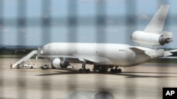 Zimbabwean Armed Soldiers inspect a US-registered cargo plane at Harare International Airport in Harare, Zimbabwe, Feb,15, 2016.