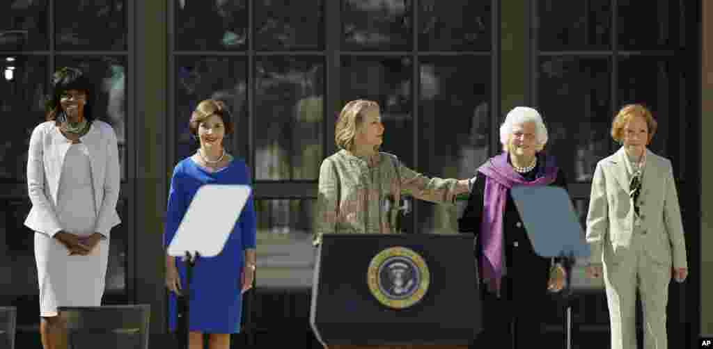 Dari kiri ke kanan, Ibu Negara Michelle Obama, dan para pendahulunya, Laura Bush, Hillary Clinton, Barbara Bush dan Rosalynn Carter di Museum Kepresidenan George W. Bush di Dallas, Texas (25/4).