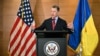 2019年7月27日前美国驻乌克兰特使库尔特·沃尔克在乌克兰基辅举行的新闻发布会上发表讲话。