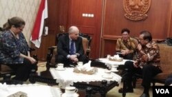 Pertemuan Dubes AS untuk Indonesia Joseph R. Donovan dengan Gubernur Jawa Timur Soekarwo, didampingi Konsul Jenderal AS di Surabaya Heather Variava, di Gedung Negara Grahadi, Surabaya (1/3). (VOA/Petrus Riski)