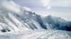 Pemandangan udara Gletser Siachen, yang melintasi wilayah Himalaya yang membagi India dan Pakistan, sekitar 750 kilometer barat laut Jammu, India. (Foto: AP)